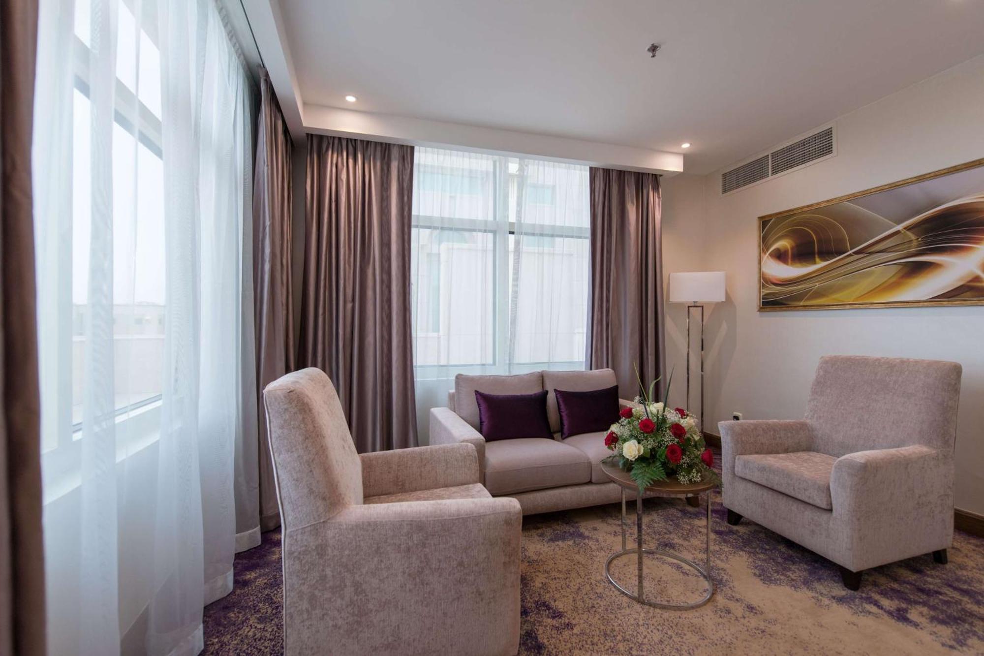 Отель Ramada By Wyndham Continental Джедда Экстерьер фото