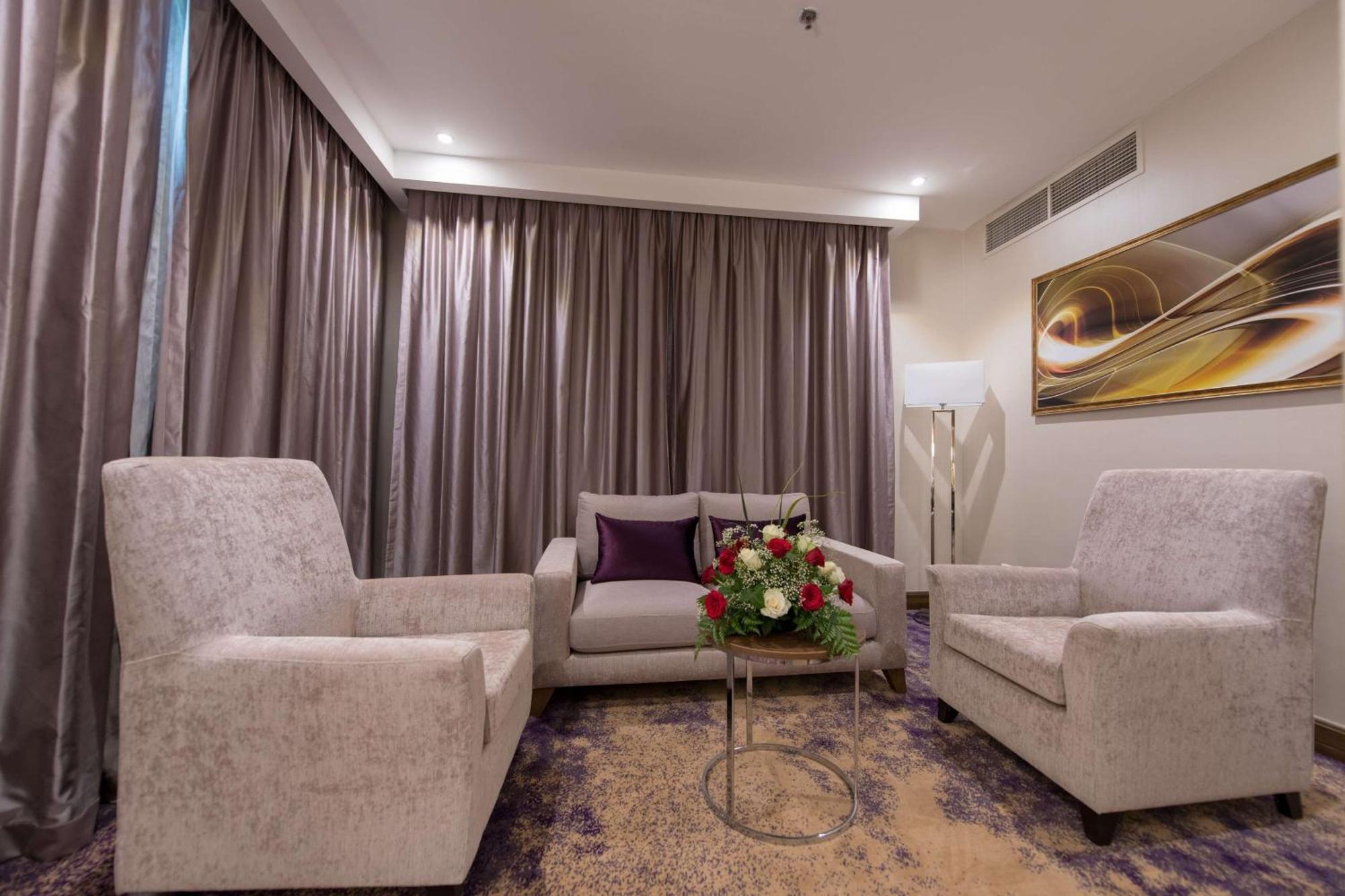 Отель Ramada By Wyndham Continental Джедда Экстерьер фото