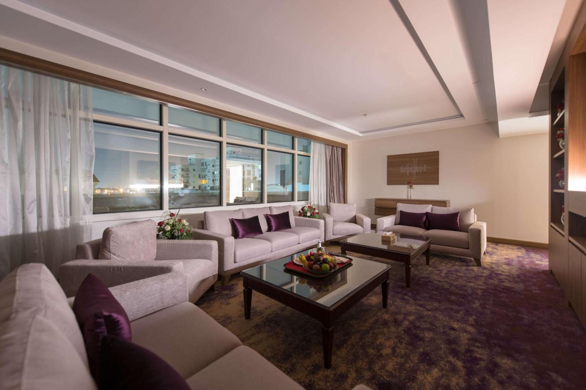 Отель Ramada By Wyndham Continental Джедда Экстерьер фото